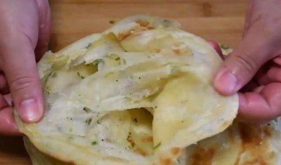 ​教你正宗葱花油饼做法，柔软筋道，葱香味十足，不吃菜就能吃3张