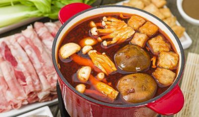 ​家常版毛血旺做法简单，汤汁红亮，味道麻辣又鲜香，吃得好过瘾