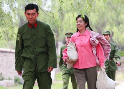 ​他身患腿疾，却被儿媳扫地出门，国家给30万后，老汉做法让人解气