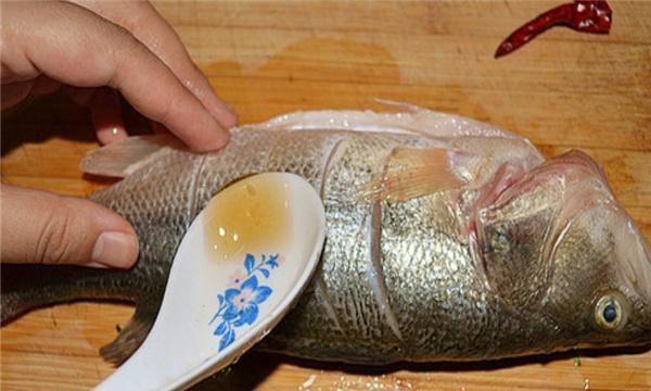 用微波炉来蒸鱼，做法更简单，鱼肉更美味！