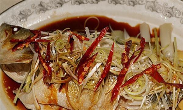 用微波炉来蒸鱼，做法更简单，鱼肉更美味！