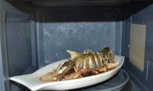 用微波炉来蒸鱼，做法更简单，鱼肉更美味！