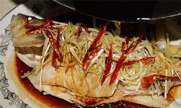 用微波炉来蒸鱼，做法更简单，鱼肉更美味！