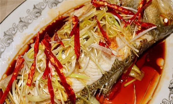 用微波炉来蒸鱼，做法更简单，鱼肉更美味！