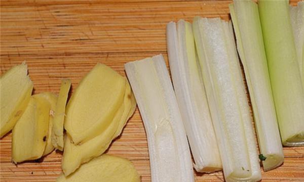 用微波炉来蒸鱼，做法更简单，鱼肉更美味！