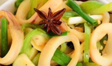 冻鱿鱼圈炒尖椒的做法简单 味道鲜美爽辣 是不错的下饭菜哦