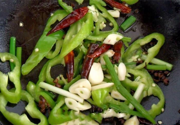 冻鱿鱼圈炒尖椒的做法简单 味道鲜美爽辣 是不错的下饭菜哦