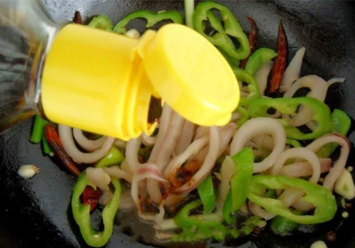 冻鱿鱼圈炒尖椒的做法简单 味道鲜美爽辣 是不错的下饭菜哦