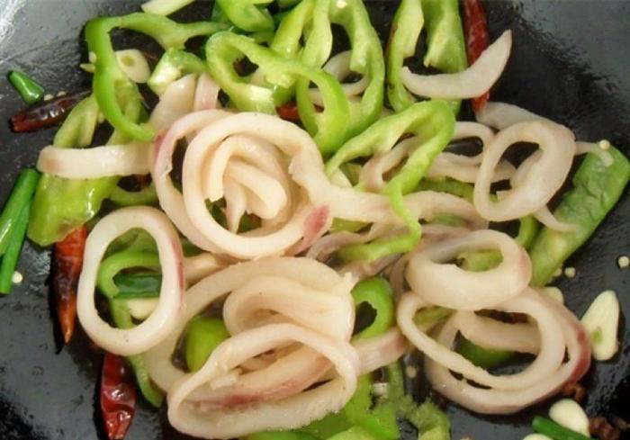 冻鱿鱼圈炒尖椒的做法简单 味道鲜美爽辣 是不错的下饭菜哦