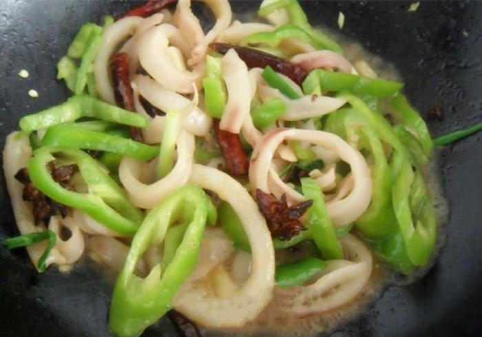 冻鱿鱼圈炒尖椒的做法简单 味道鲜美爽辣 是不错的下饭菜哦