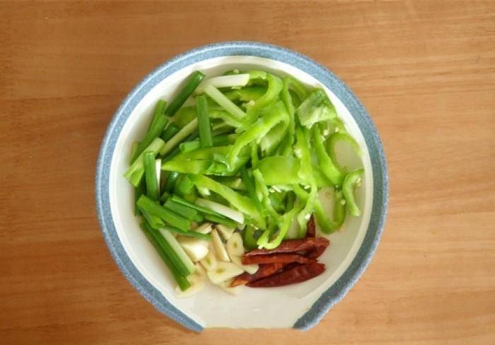 冻鱿鱼圈炒尖椒的做法简单 味道鲜美爽辣 是不错的下饭菜哦