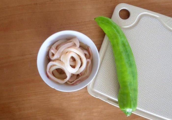 冻鱿鱼圈炒尖椒的做法简单 味道鲜美爽辣 是不错的下饭菜哦