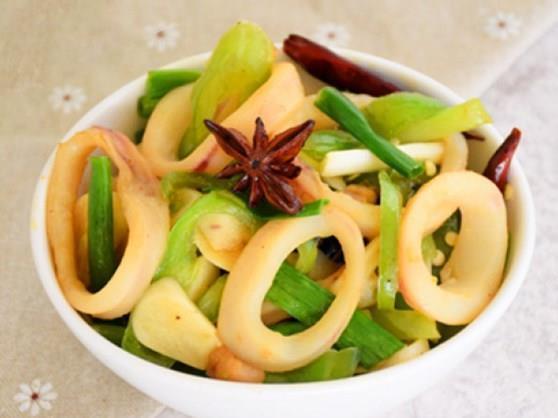 冻鱿鱼圈炒尖椒的做法简单 味道鲜美爽辣 是不错的下饭菜哦