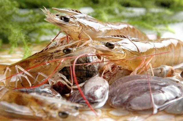 教你虾头的美味做法，香气四溢味道鲜美，以后吃虾别再扔虾头了