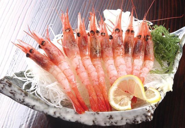 教你虾头的美味做法，香气四溢味道鲜美，以后吃虾别再扔虾头了