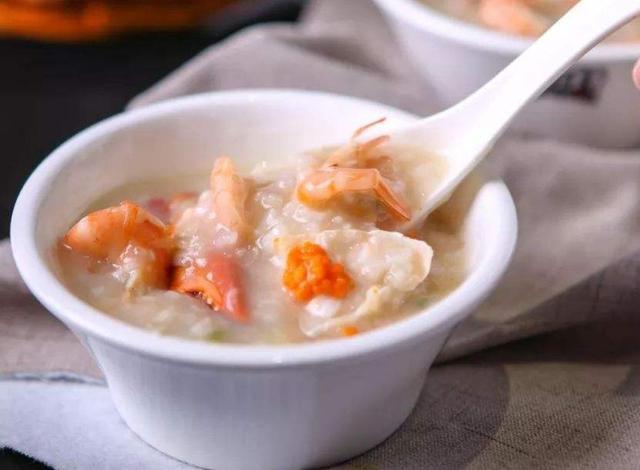 教你虾头的美味做法，香气四溢味道鲜美，以后吃虾别再扔虾头了