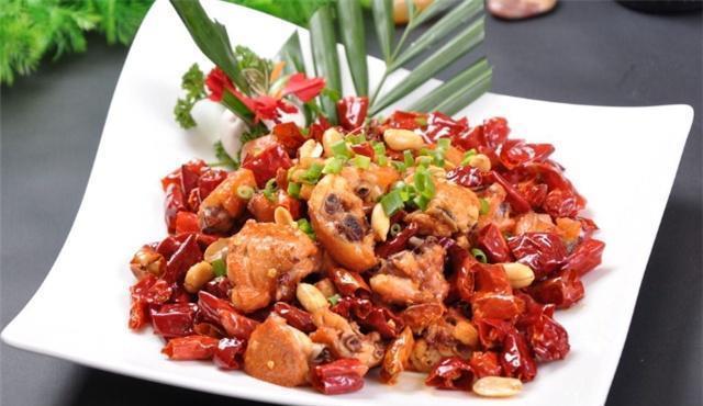 正宗川味辣子鸡的做法，麻辣爽口不油腻，香酥脆嫩鸡肉入味