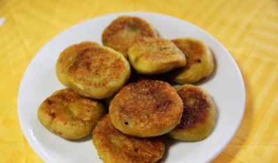 ​黄米油炸糕正宗做法，外皮金黄酥香，内里软糯香甜不油腻，是美味