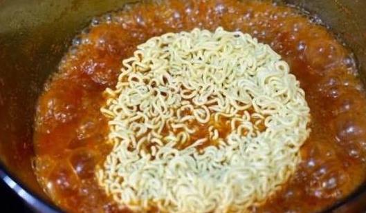 德云社流量小生，张云雷的独家方便面做法，试了下味道真心不错