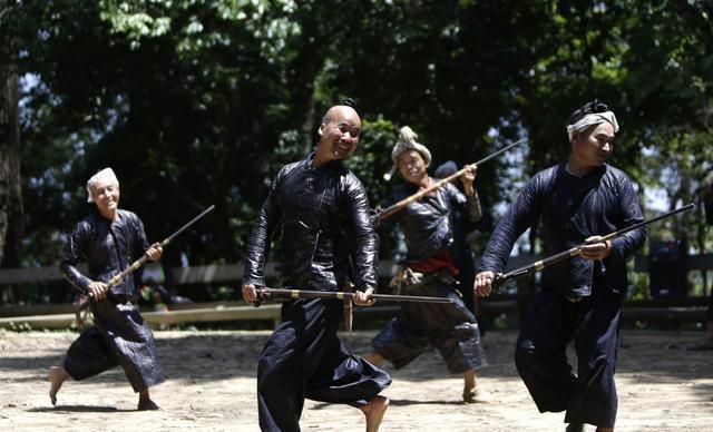 西南有一个苗族部落文化传承数千年，居民还可以配枪