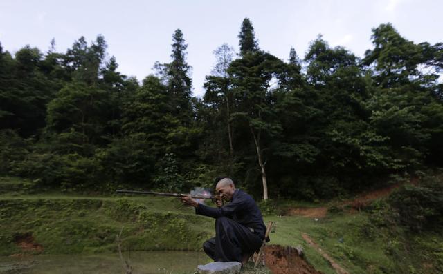 西南有一个苗族部落文化传承数千年，居民还可以配枪