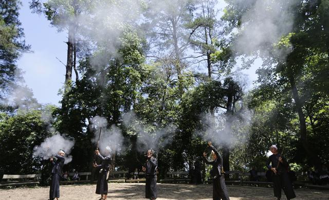 西南有一个苗族部落文化传承数千年，居民还可以配枪
