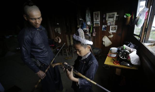 西南有一个苗族部落文化传承数千年，居民还可以配枪