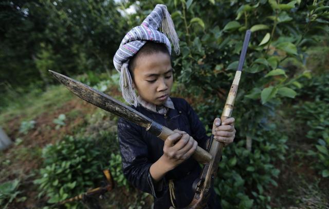 西南有一个苗族部落文化传承数千年，居民还可以配枪