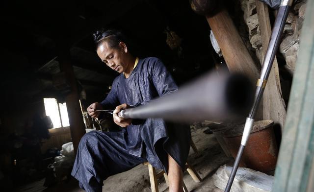 西南有一个苗族部落文化传承数千年，居民还可以配枪