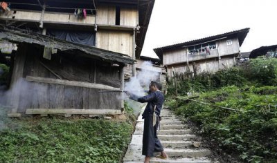 ​西南有一个苗族部落文化传承数千年，居民还可以配枪