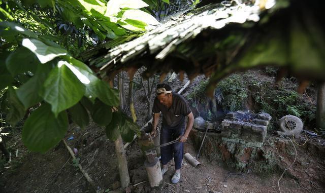 西南有一个苗族部落文化传承数千年，居民还可以配枪