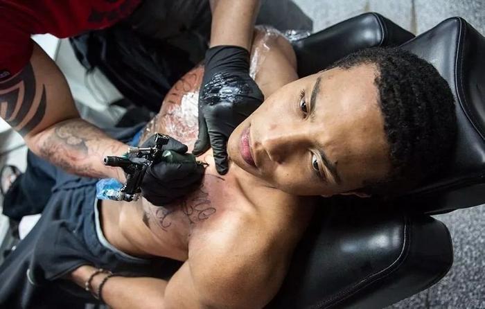 听说洗掉所有美国人的纹身，需要花掉8个苹果公司……