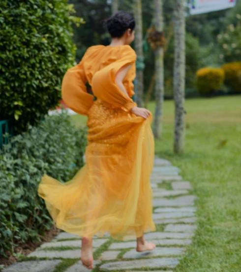 许晴晒尼泊尔日常，不惧严寒光脚穿纱裙，荡着秋千甜笑暖心