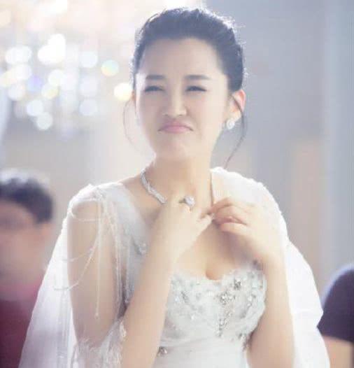 许晴晒尼泊尔日常，不惧严寒光脚穿纱裙，荡着秋千甜笑暖心