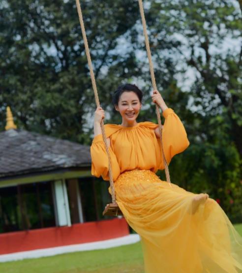 许晴晒尼泊尔日常，不惧严寒光脚穿纱裙，荡着秋千甜笑暖心