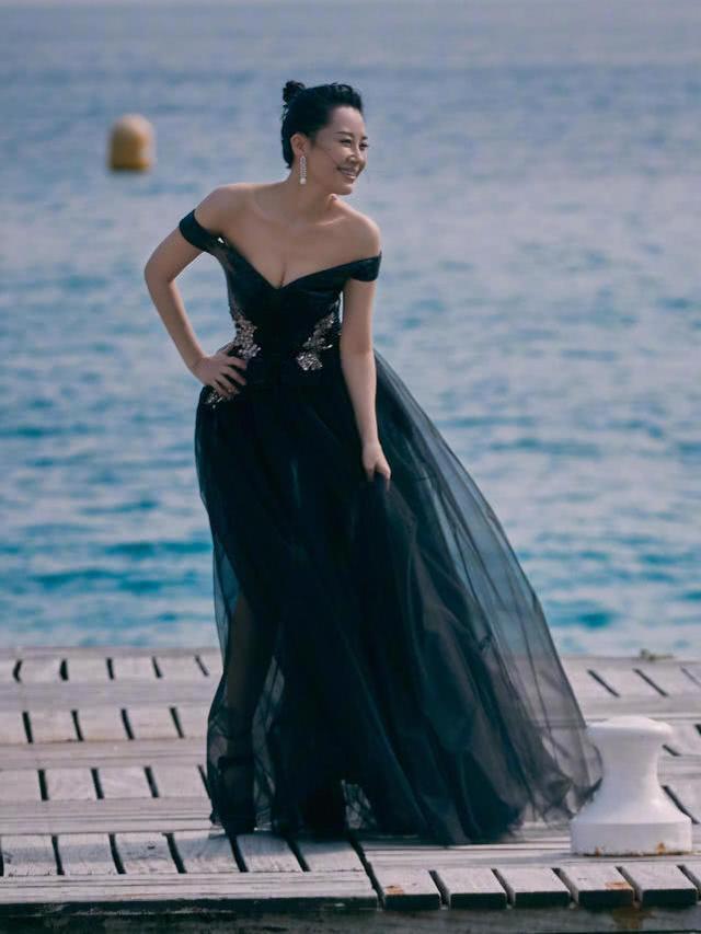 许晴晒尼泊尔日常，不惧严寒光脚穿纱裙，荡着秋千甜笑暖心