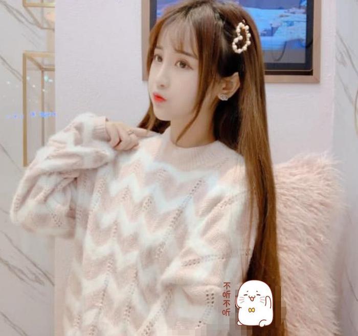 杨清柠晒与毛宸宸亲吻照，谁注意到他的手，网友：王乐乐学不来！