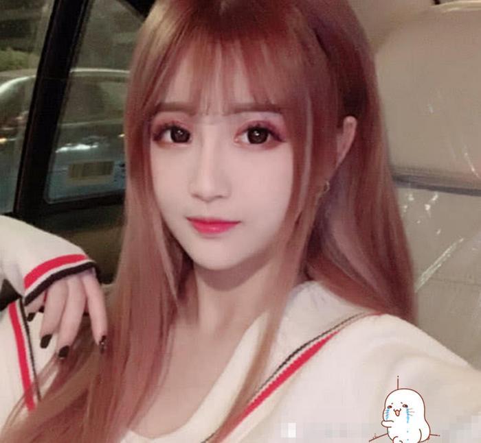 杨清柠晒与毛宸宸亲吻照，谁注意到他的手，网友：王乐乐学不来！