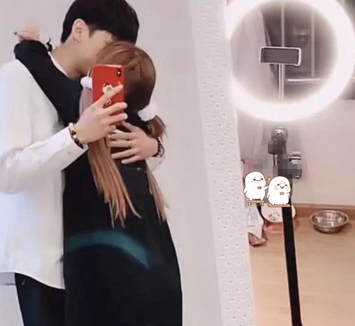 杨清柠晒与毛宸宸亲吻照，谁注意到他的手，网友：王乐乐学不来！