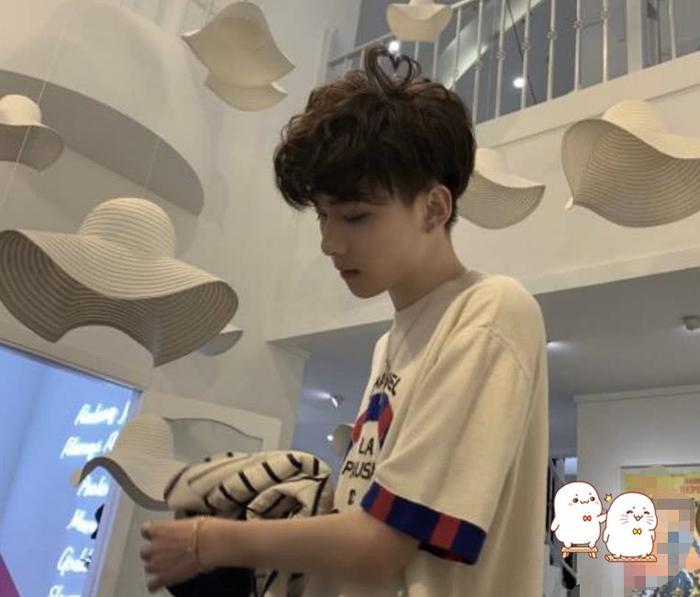 杨清柠晒与毛宸宸亲吻照，谁注意到他的手，网友：王乐乐学不来！