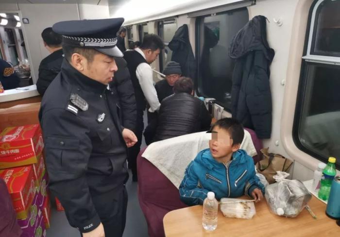 火车买的硬卧下铺，被老人“占”了怎么办？只要问一句话就解决