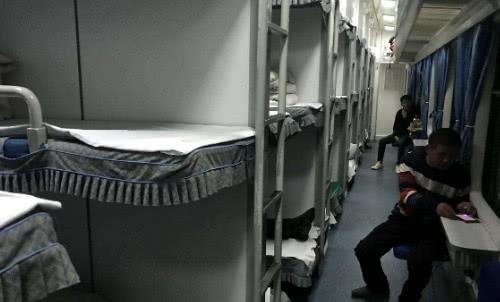 火车买的硬卧下铺，被老人“占”了怎么办？只要问一句话就解决