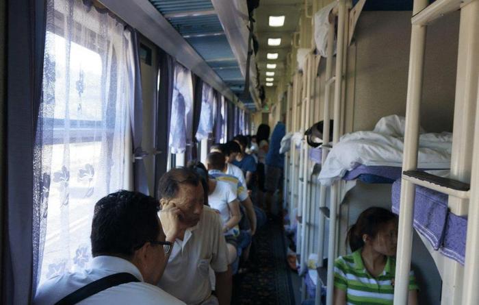 火车买的硬卧下铺，被老人“占”了怎么办？只要问一句话就解决