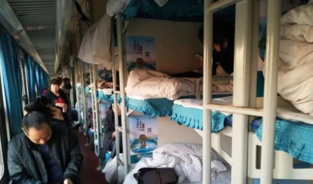 火车买的硬卧下铺，被老人“占”了怎么办？只要问一句话就解决