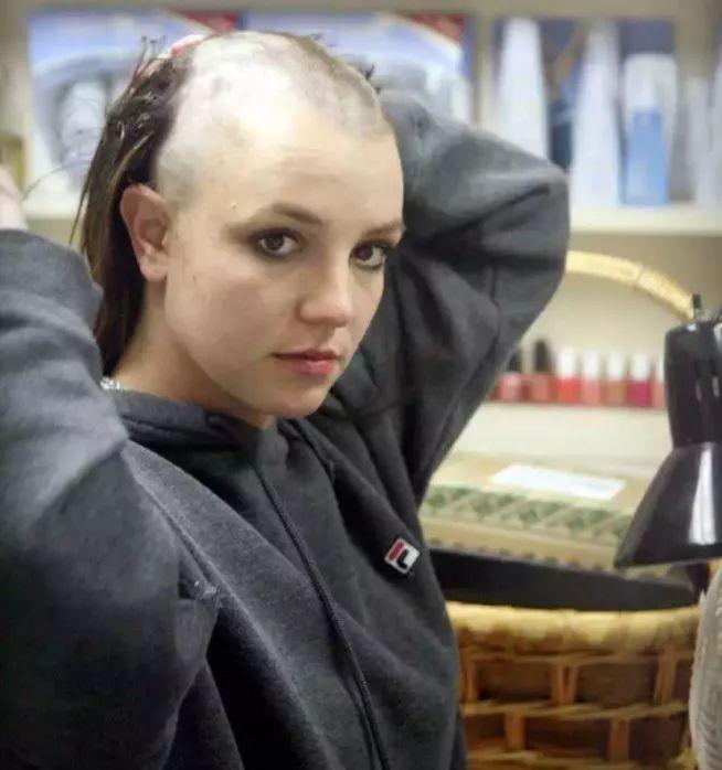 被父亲监控，遭前夫坑骗，38岁的天后到底经历了什么？