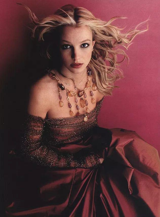 被父亲监控，遭前夫坑骗，38岁的天后到底经历了什么？