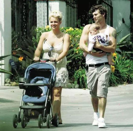 被父亲监控，遭前夫坑骗，38岁的天后到底经历了什么？