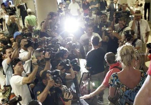 被父亲监控，遭前夫坑骗，38岁的天后到底经历了什么？