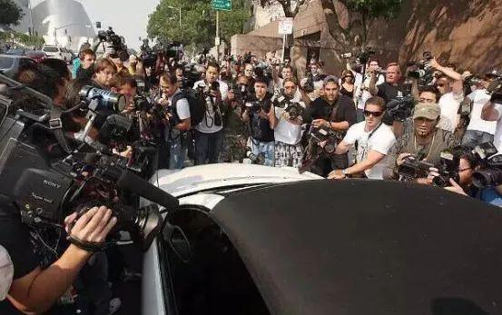 被父亲监控，遭前夫坑骗，38岁的天后到底经历了什么？