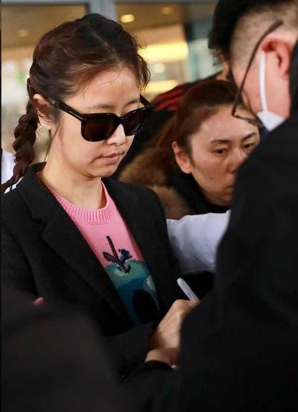 林心如素颜现身春晚,双马尾显嫩,网友:双下巴遮不住岁月的摧残